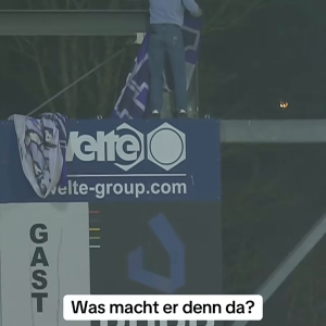 Ein Fan vom VfL Osnabrück Klettert beim SSV Ulm auf die Anzeigetafel
