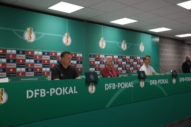 Nach dem Pokalspiel gegen den BVB: Die Pressekonferenz mit Uwe Koschinat – Rot-Weiss Essen