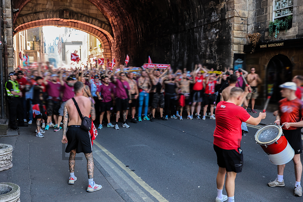 RWE Fanmarsch durch Edinburgh vom Grassmarket nach Leith. 2.300 Rot-Weiss Essen Fans / Ultras marschieren mit rot-weissen Fahnen (Weißes Andreaskreuz auf rotem Grund) und weißen Newsboy Caps über 3,5 Kilometer. aus der Edinburgh Altstadt zum Stadion begleitet von der schottischen Polizei. Stimmung, Gesang, Support, Pyro, Schlachtrufe. Hibernian Football Club (The Hibs, Scottish Premiership) gegen Rot-Weiss Essen (RWE, Rot Weiß Essen, 3. Liga), Testspiel, Vorbereitungsspiel am 09. Juli 2025 im Easter Road Stadium (Easter Road) in Edinburgh Leith (Schottland, Großbritannien, SCO / GBR). Das Spiel fand anlässlich 150 jährigen Bestehen des schottischen Klubs und gleichzeitig als Jubiläumsspiel und damit Neuauflage der historischen Europapokalpartie von 1955 statt. RWE war damals der erste deutsche und die Hibs der erste britische Teilnehmer am Europapokal der Landesmeister. Rot-Weiss Essen wurde am 09.07.2025 von 2.300 Fans begleitet. Endstand 3:2 vor 12.622 Zuschauern
