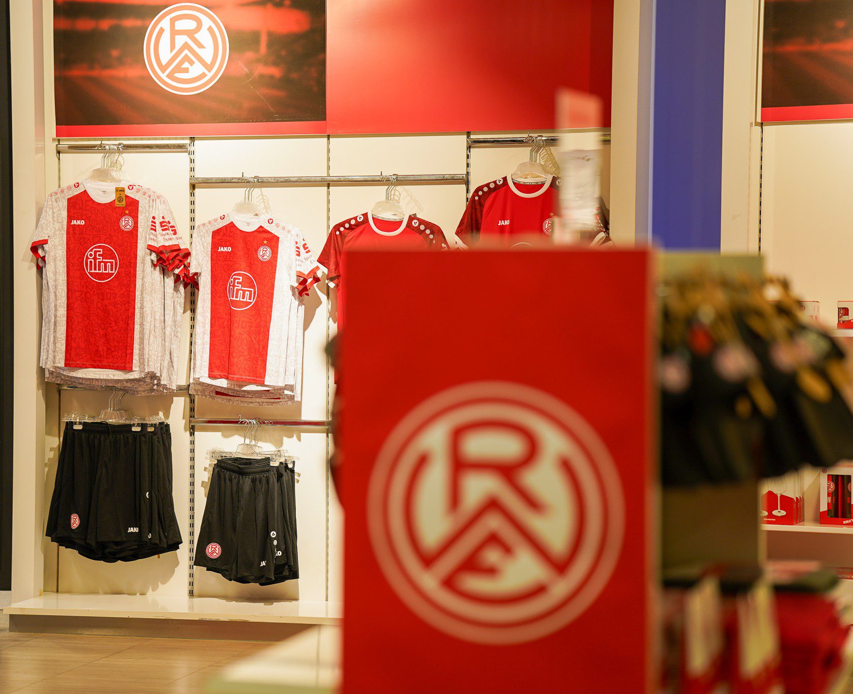 Ab Samstag: Rot-Weisser Shop im Rhein-Ruhr Zentrum – Rot-Weiss Essen