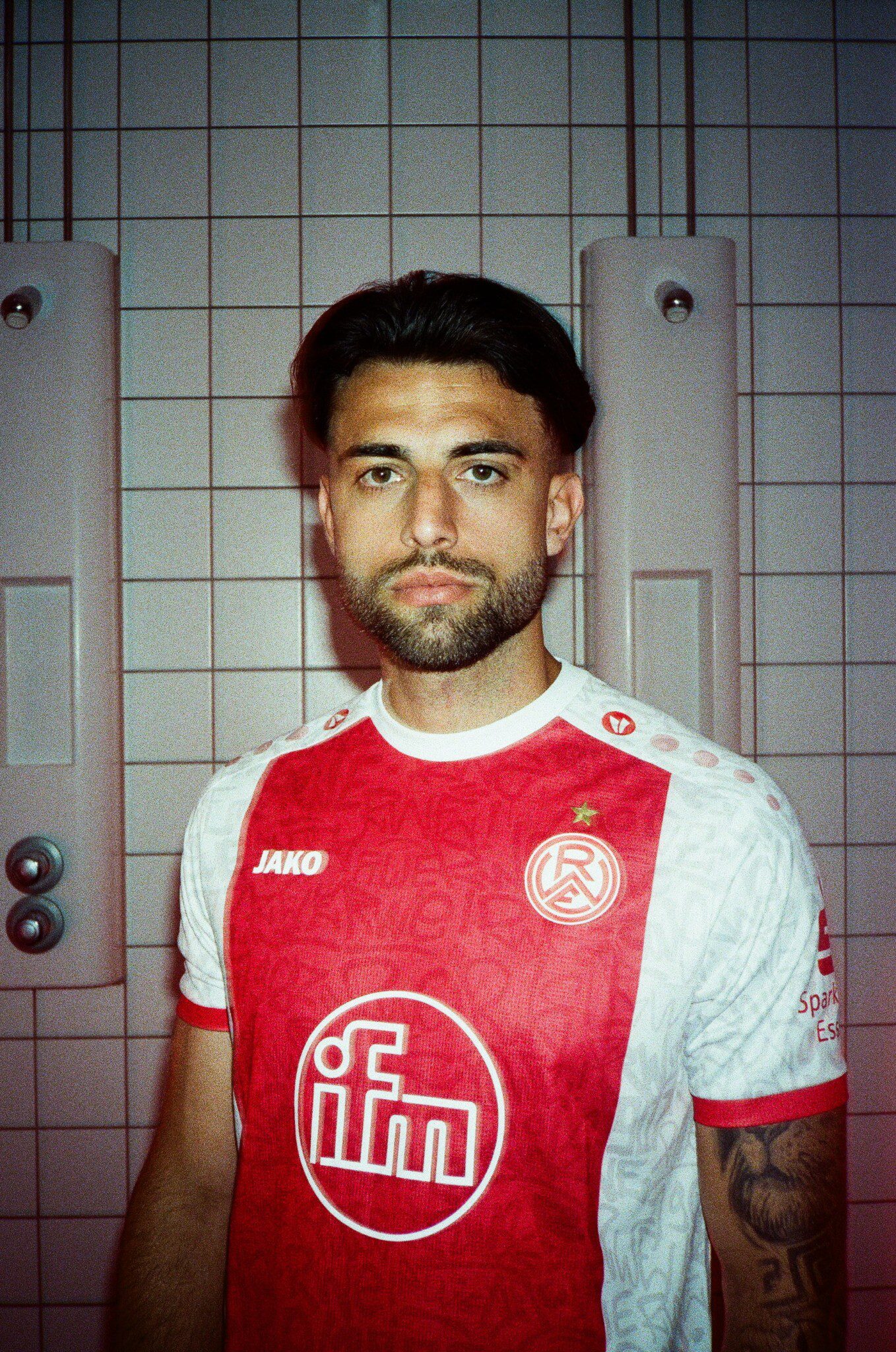 Zwischen Tradition und moderner Street-Art: Das neue RWE-Heimtrikot 2025/26 – Rot-Weiss Essen
