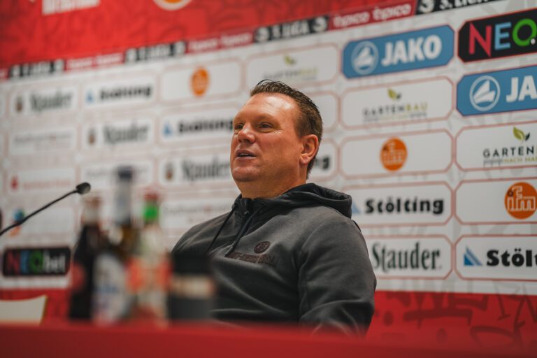 PK mit Uwe Koschinat vor Schweinfurt – Rot-Weiss Essen