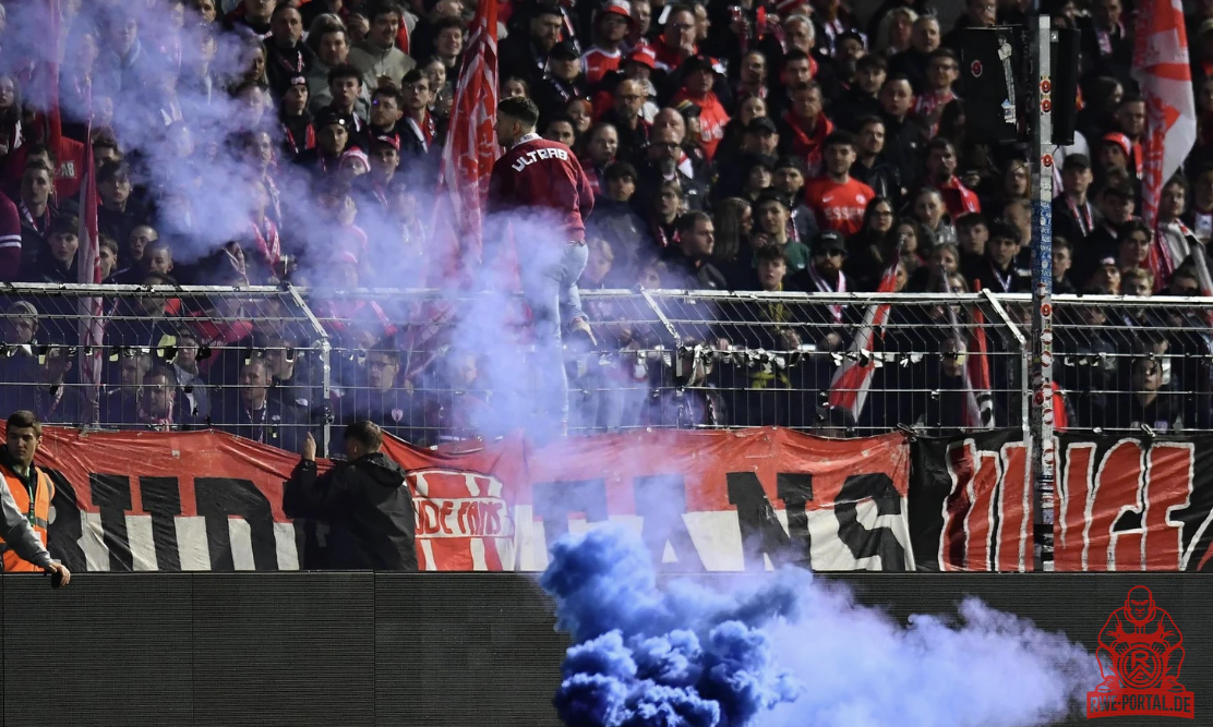 Blauer Bengalo auf dem Platz - Was bisher darüber bekannt ist