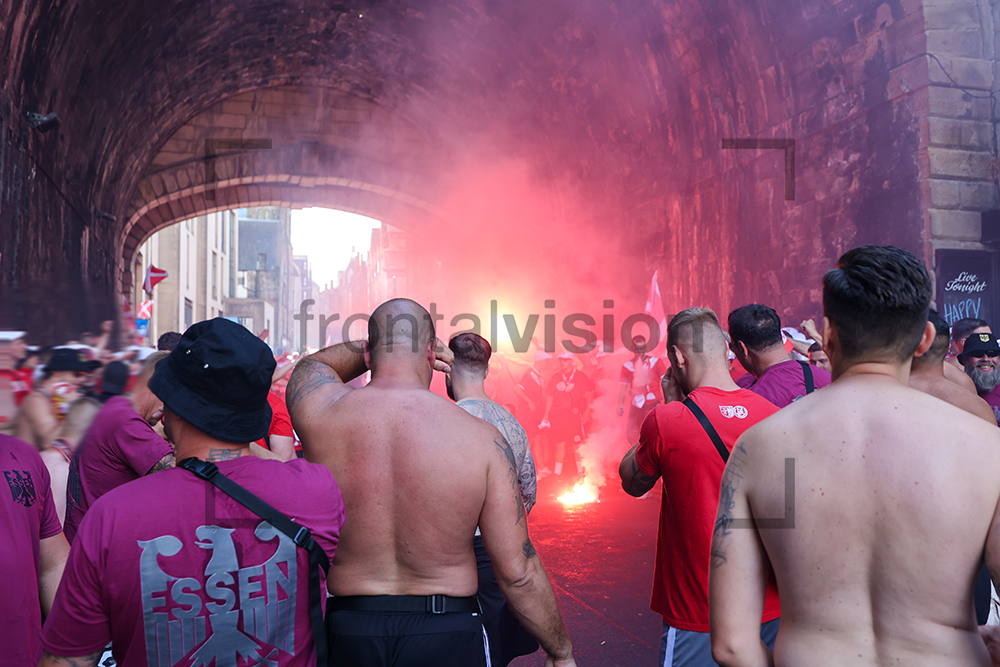 RWE Fanmarsch durch Edinburgh vom Grassmarket nach Leith. 2.300 Rot-Weiss Essen Fans / Ultras marschieren mit rot-weissen Fahnen (Weißes Andreaskreuz auf rotem Grund) und weißen Newsboy Caps über 3,5 Kilometer. aus der Edinburgh Altstadt zum Stadion begleitet von der schottischen Polizei. Stimmung, Gesang, Support, Pyro, Schlachtrufe. Hibernian Football Club (The Hibs, Scottish Premiership) gegen Rot-Weiss Essen (RWE, Rot Weiß Essen, 3. Liga), Testspiel, Vorbereitungsspiel am 09. Juli 2025 im Easter Road Stadium (Easter Road) in Edinburgh Leith (Schottland, Großbritannien, SCO / GBR). Das Spiel fand anlässlich 150 jährigen Bestehen des schottischen Klubs und gleichzeitig als Jubiläumsspiel und damit Neuauflage der historischen Europapokalpartie von 1955 statt. RWE war damals der erste deutsche und die Hibs der erste britische Teilnehmer am Europapokal der Landesmeister. Rot-Weiss Essen wurde am 09.07.2025 von 2.300 Fans begleitet. Endstand 3:2 vor 12.622 Zuschauern