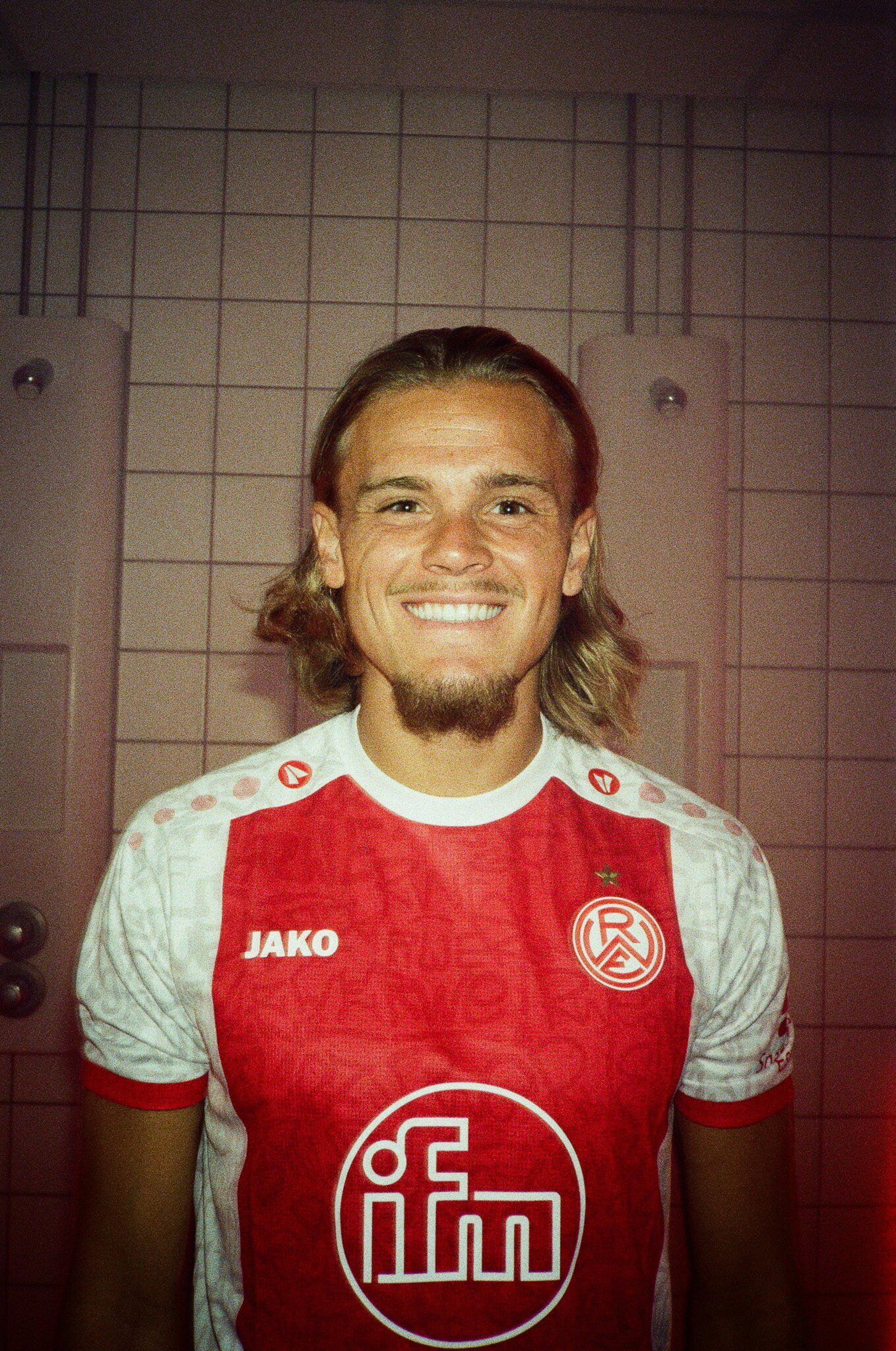 Zwischen Tradition und moderner Street-Art: Das neue RWE-Heimtrikot 2025/26 – Rot-Weiss Essen