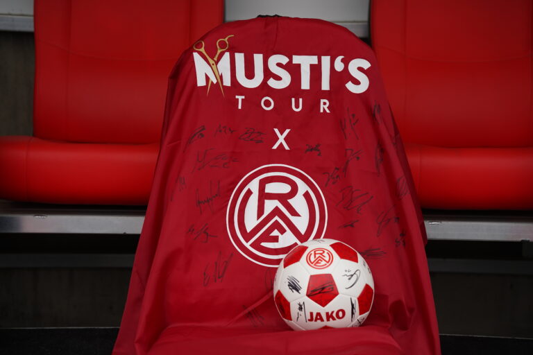 Musti & RWE: Exklusiver Friseurumhang wird versteigert – Rot-Weiss Essen