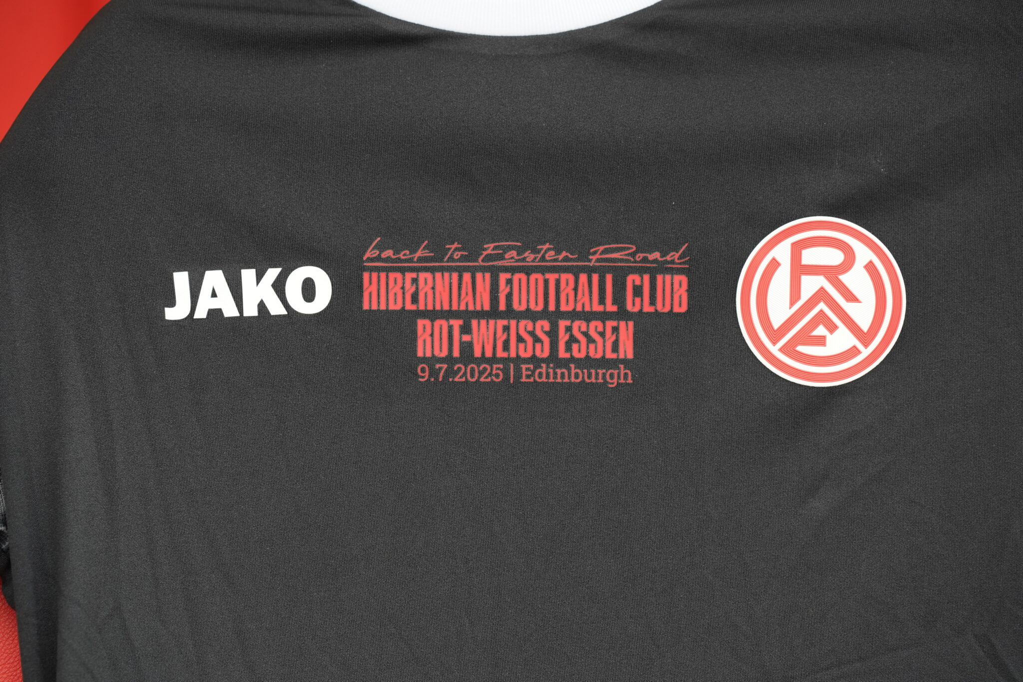 Für den guten Zweck: Edinburgh-Sondertrikots werden versteigert – Rot-Weiss Essen