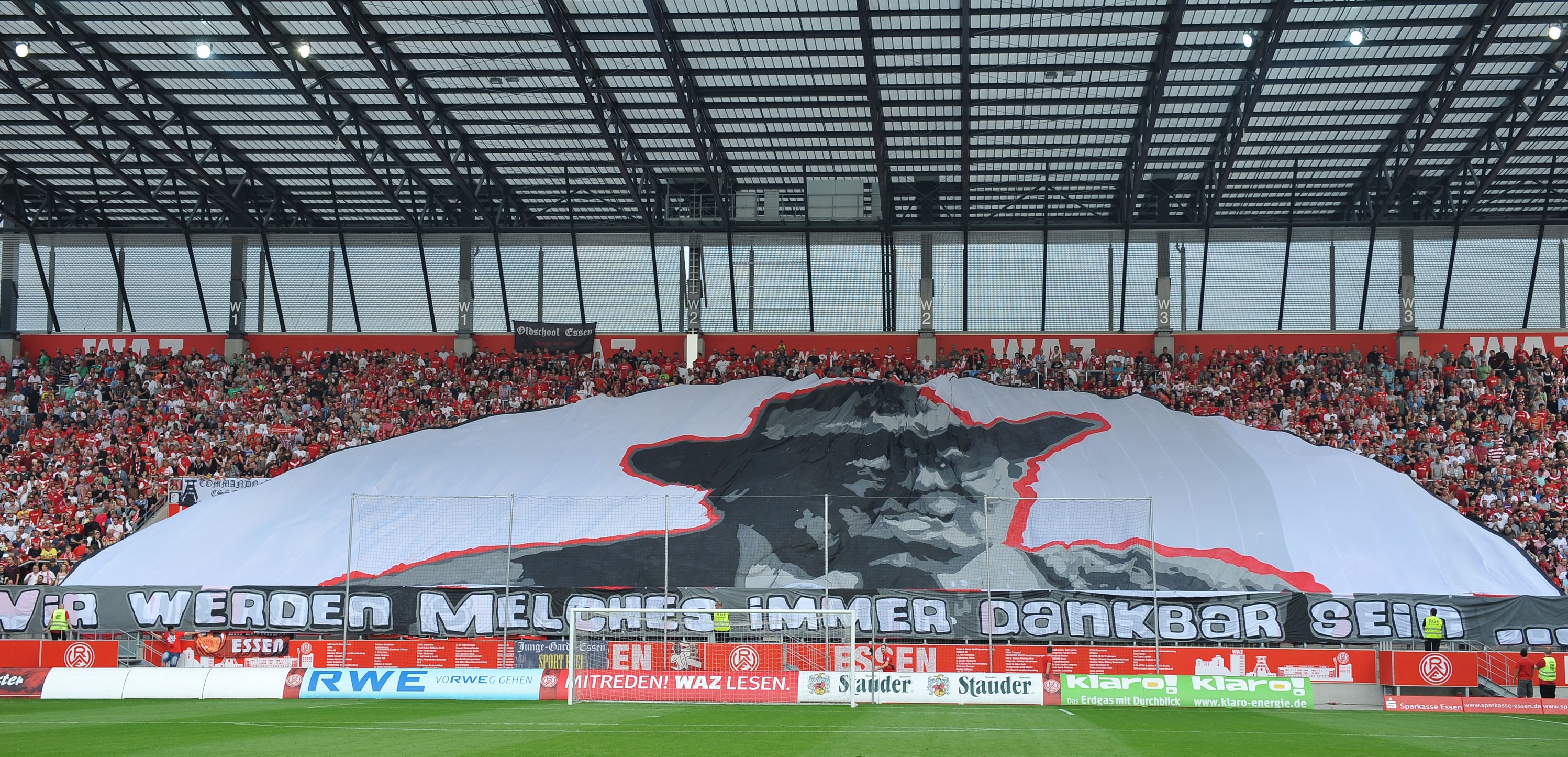 Den Einsatz von Vereinsgründer Georg Melches wissen die RWE-Fans auch heute noch zu schätzen. (Foto: Tillmann)