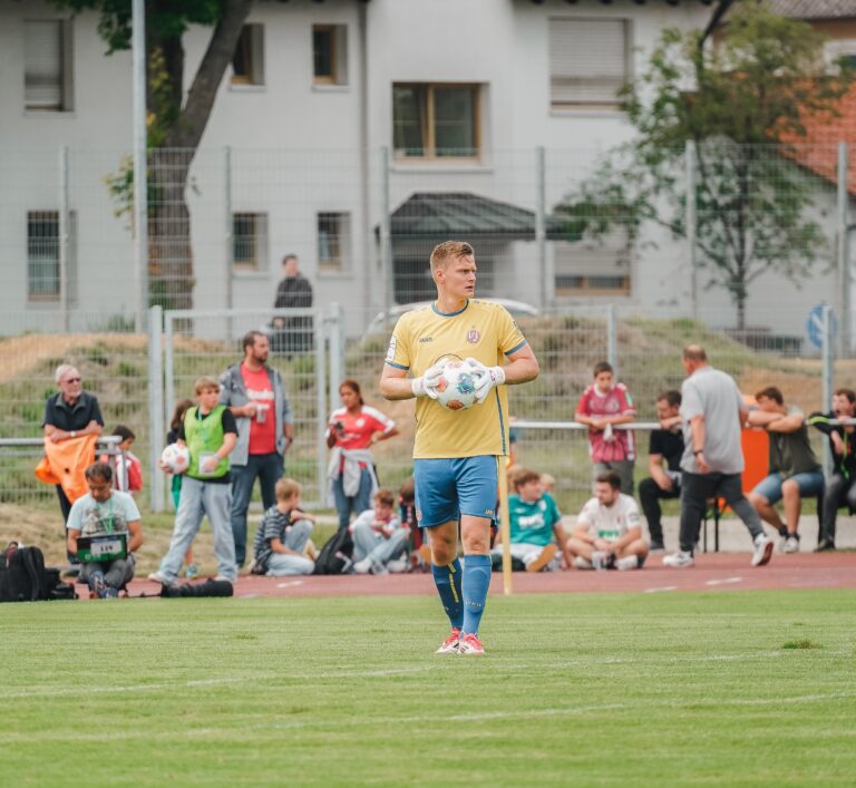 Entzündung im Knie: Jakob Golz fehlt im Eröffnungsspiel – Rot-Weiss Essen