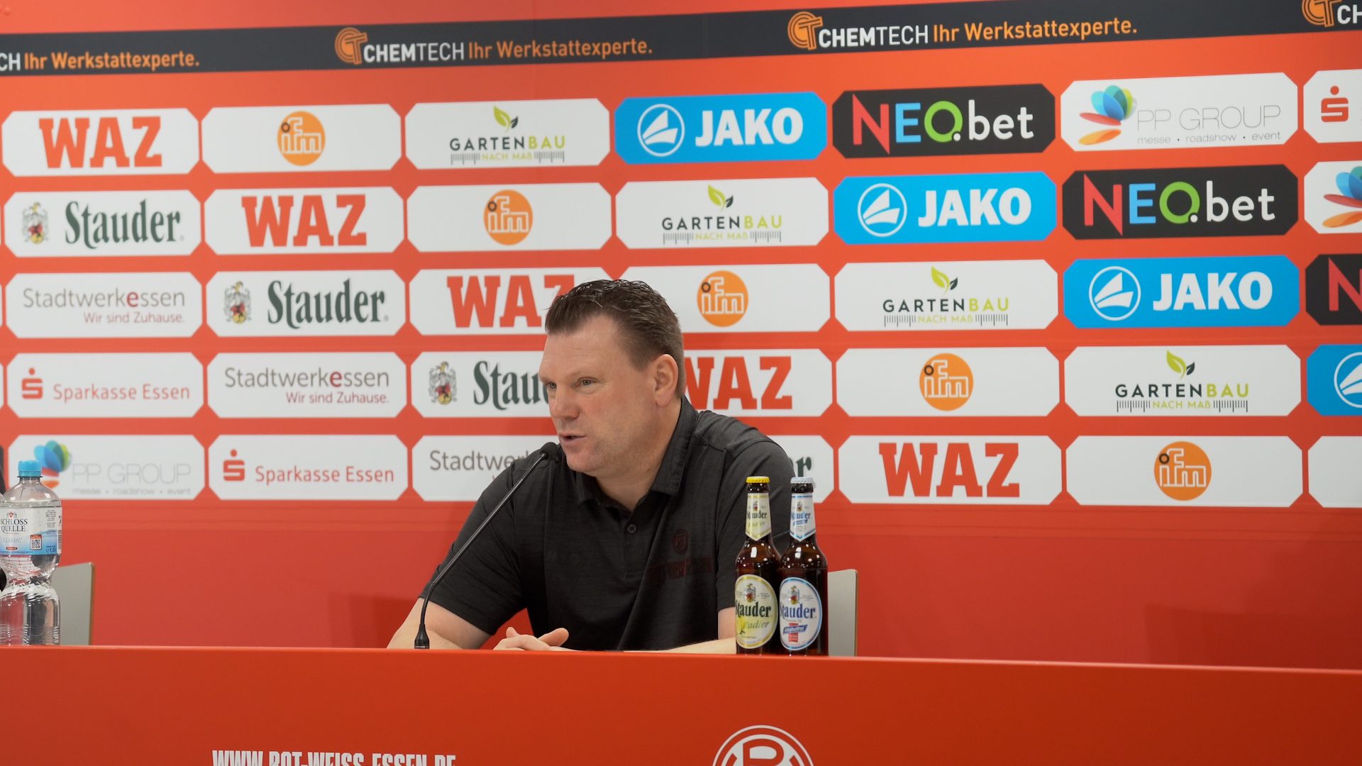 Die Pressekonferenz mit Cheftrainer Uwe Koschinat – Rot-Weiss Essen