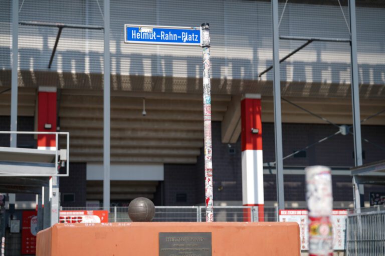 Helmut-Rahn-Statue nun zur Reparatur abgeholt – Rot-Weiss Essen