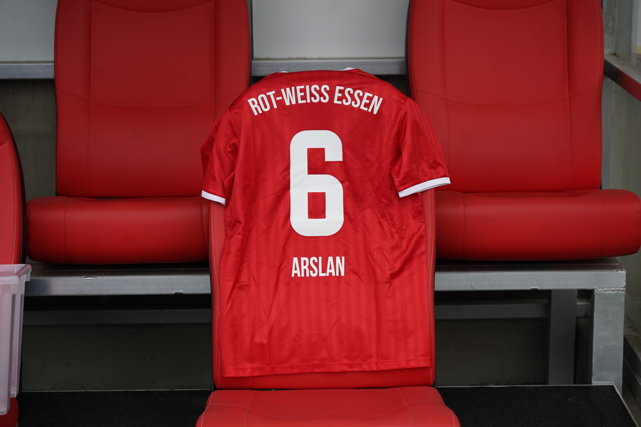 Für den guten Zweck: Edinburgh-Sondertrikots werden versteigert – Rot-Weiss Essen