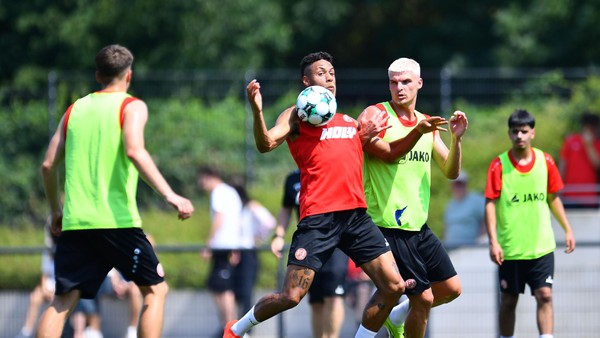 Blonder Neuanfang als Zeichen? Zwei RWE-Spieler sorgen zum Auftakt für Aufsehen