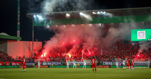 Pyro bei Spiel in Fürth: RWE mit Geldstrafe von 19.000 Euro belegt