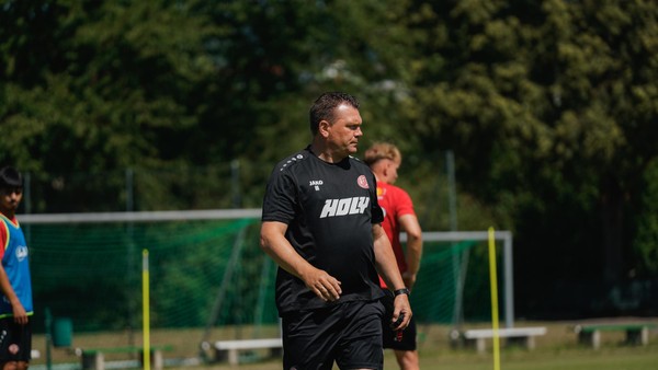 RWE: Koschinat-Vertrauter – Freier reist aus diesem Grund verspätet ins Trainingslager